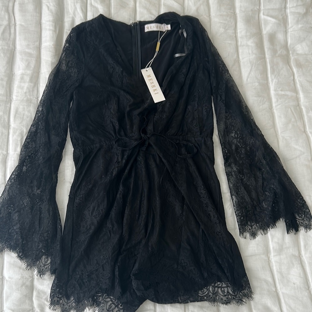 NWT MESHKI MIRABELLE LACE PLAYSUIT SIZE SMALL